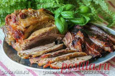 Свиная лопатка, запеченная в рукаве. Рецепт с фото Для приготовления мяса в рукаве для выпечки на этот раз выбрала свиную лопатку. Мясо на ней не самое мягкое, поэтому перед тем как отправить лопатку в духовку, хорошо промариновала её в луковом маринаде с добавлением кумина и перца чили хлопьями. В результате, получилось мягкое ароматное мясо из духовки с чудесной хрустящей корочкой, которую специально порезала на тонкие полоски, чтобы её было удобнее грызть.