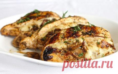 Курица фаршированная грибами и сыром.