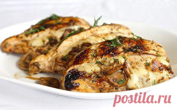 Курица фаршированная грибами и сыром.