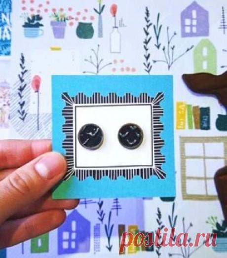 Серьги-пусеты BLACK SILVER PLATED Серьги-пусеты с кожаной вставкой чёрного цвета. Ручная работа от русского дизайнера. Доставка по России и СНГ. Купить онлайн на Mellroot.com или заказать по телефону 8 (495) 409-89-75.