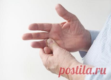 Почему немеют пальцы рук?
На лавочке сидели две пожилые подруги и судачили о своих и чужих детях, родственниках и соседях, о величине пенсий и современных нравах молодёжи. Мимо них проходили молодые женщины, видимо, спешащие с работы домой. В руках у каждой было по тяжеленной сумке с продуктами. Одна из сидящих на лавочке бабушек грустно вздохнула и изрекла: «Бегают, касатки, я тоже так вот с сумищами носилась, а теперь руки немеют, и ноги болят, отработалась, отбегалась видно».
Отчего немеют