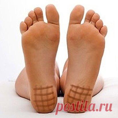 Йодовая сетка: целебные свойства простых линий
Конструктор здоровья.
Можно насчитать не менее двадцати различных заболеваний, при которых облегчить состояние человека можно путем наложения йодовой сетки. Крошечная склянка с йодом обычно имеется в каждой домашней аптечке – ведь никто в повседневной жизни не застрахован от ран и порезов, требующих оперативной антисептической обработки. Еще в XIX веке врачи обнаружили, что при контакте с кожей йодный раствор способен действовать и как мощное прот