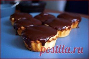 Нежные сливочные пирожные с шоколадом!
Ингредиенты ( на 6-8 шт):
- 2 яйца
- 125 г муки
- 125 г сахара
- 100 г сливок 35% жирности
- 1 стручок ванили/пакетик ван. сахара
- 8 долек + 75 г молоч шоколада
- 75 г сливочного масла
- 1 ч л какао-порошка
Приготовление:
1. Яйца смешайте с сахаром и взбивайте несколько минут до образования пышной белой массы.
2. Добавьте просеянную муку. Влейте сливки, смешанные с мякотью ванили или с ванильным сахаром. Я добавила 1 чайную ложку ванильной эссенции. Пе