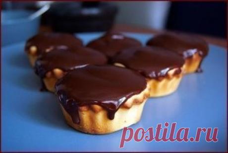 Нежные сливочные пирожные с шоколадом!
Ингредиенты ( на 6-8 шт):
- 2 яйца
- 125 г муки
- 125 г сахара
- 100 г сливок 35% жирности
- 1 стручок ванили/пакетик ван. сахара
- 8 долек + 75 г молоч шоколада
- 75 г сливочного масла
- 1 ч л какао-порошка
Приготовление:
1. Яйца смешайте с сахаром и взбивайте несколько минут до образования пышной белой массы.
2. Добавьте просеянную муку. Влейте сливки, смешанные с мякотью ванили или с ванильным сахаром. Я добавила 1 чайную ложку ванильной эссенции. Пе