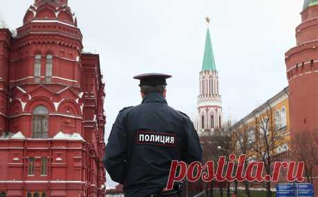 Из законопроекта исключили норму о безнаказанности сотрудников полиции. Из законопроекта о полиции, который дает полицейским право вскрывать бесхозные машины, оцеплять территории и проникать в дома, где могут находиться подозреваемые, исключили пункт о том, что за это они не несут ответственности