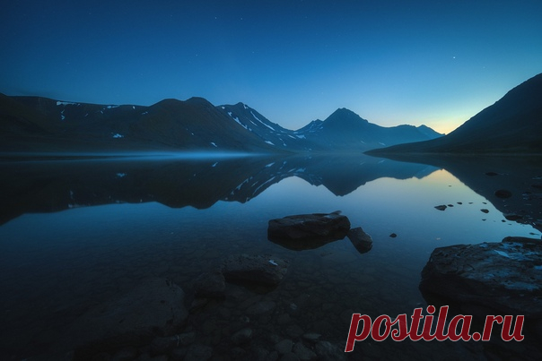 Заполярный штиль. Поздний вечер на озере Большое Хадата-Юган-Лор, ЯНАО. Фотограф – Алексей Оборотов: nat-geo.ru/community/user/192312/