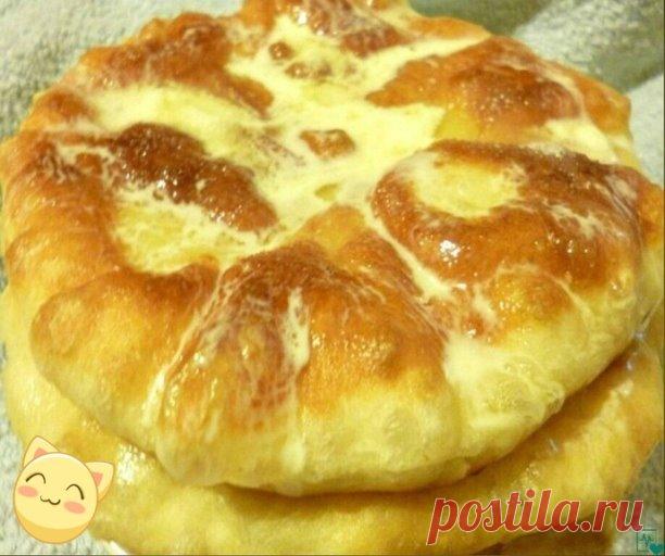 Пышки к чаю. Очень быстро, очень просто и очень вкусно! 
 
Записываем ...  
Побаловать родных чем-то вкусным к чаю совсем несложно. Да и времени у вас уйдет на приготовление этой вкуснятины немного. Рецепт очень простой, а результат замечательный. 
Нам понадобится: 
1) 1 стакан молока или простокваши 
2) 1 яйцо 
3) 1 ч.л. сухих дрожжей 
4) 1 ч.л. без горки соли 
5) 1 ст. л. сахара 
6) 2 ст.л. растительного масла без запаха 
7) 2,5-3 стакана муки 
Приготовления: 
В теплом, ...