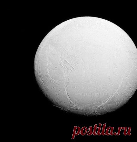 «Кассини» готовится пройти сквозь водяную струю, бьющую с поверхности Энцелада