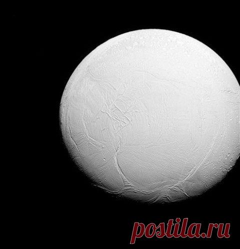 «Кассини» готовится пройти сквозь водяную струю, бьющую с поверхности Энцелада