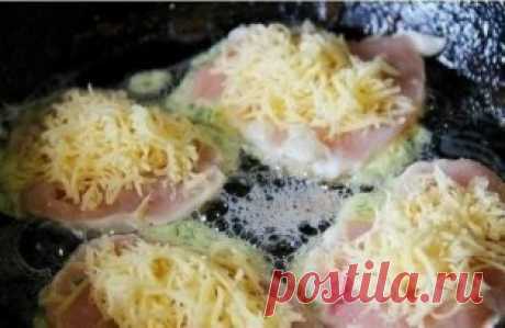 Куриные отбивные с сыром Ингредиенты: куриной грудинки - 500 г сыр - 150г яйца - 2шт майонез - 3 ст.л мука - 3ст.л укроп, соль, перец, масло для жарки. Приготовление: 1.Куриную грудку разрезать на порционные кусочки. Отбить, посолить и поперчить. Оставить немного настояться. 2.Отдельно в тарелке смешиваем яйца, майонез, муку, зелень. Добавляем немного соли и перца. Сыр натираем на терке. 3.На каждый кусочек отбитого мяса, с помощью ложки накладываем нашу яичную смесь. Выкладываем на раскаленную