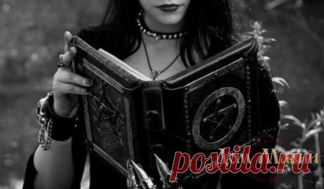 НАКАЗАТЬ ВОРА
Как только обнаружится кража вещи зажигают свечу и читают
заговор на вора.
"На море, на Окияне, на острове Буяне стоит железный сундук, а в
сундуке ножи булатные. Подите вы, ножи булатные, к моему обидчику,
вору проклятому, режьте тело его и колите его, что бы то что украл сушило
его. Будь ты вор, исклят моими словами, своими делами.
В землю преисподнюю, в горы Араратские, долины воровские.
Во имя Отца и Сына и Святого духа. Аминь."
Если вы обнаружили у себя дома пропажу и хотите