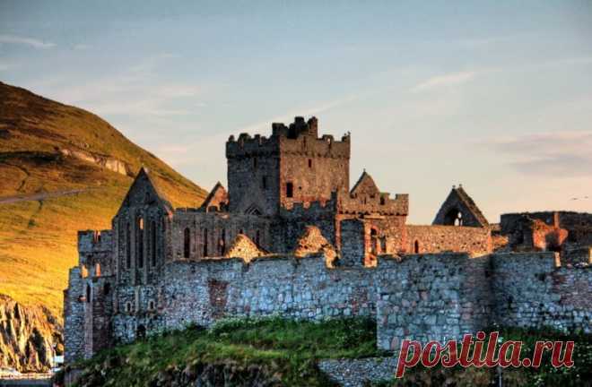 Прекрасный замок Пил Замок Пил (Peel Castle) основан норвежцами в XI веке, во времена правления короля Магнуса III Голоногого. Замок находится на острове Святого Патрика, соединённого с городом дамбой. Несмотря на то, что ранее на острове находился каменный кельтский монастырь, первые укрепления скандинавов...