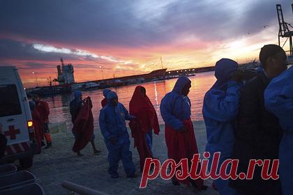 У берегов Испании обнаружили тела четырех человек. В районе Кадиса у южных берегов Испании обнаружили тела четырех мигрантов. По информации Службы спасения на море, недалеко от места обнаружения трупов перевернулась лодка с нелегальными мигрантами. Троих из них удалось найти живыми, еще 21 числятся пропавшими без вести.