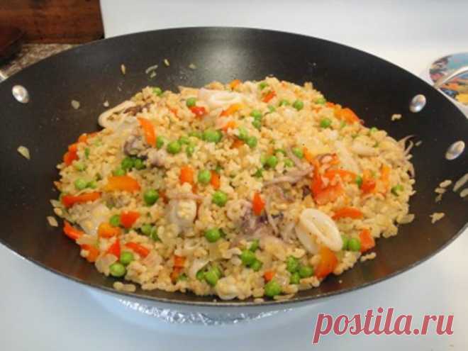 Рис с кальмарами и овощами — рецепт