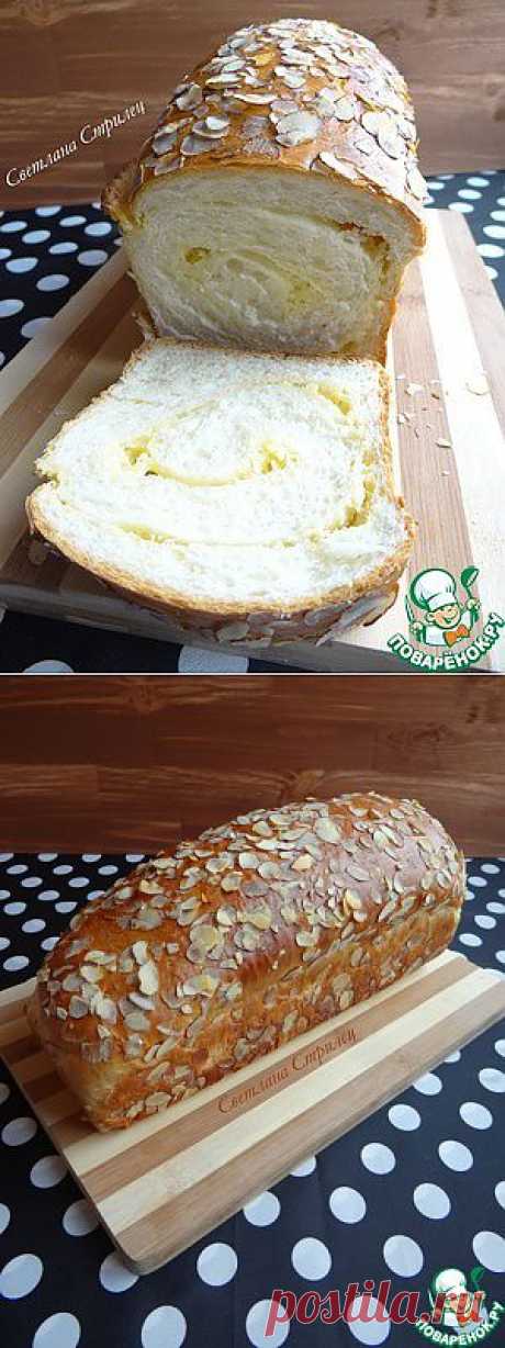 Сладкий хлеб со сливочной прослойкой и миндальными лепестками - кулинарный рецепт