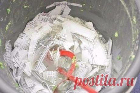 "Жидкие" обои своими руками!

Отличное строительное решение, которое вы можете применить у себя дома. 

1. Берем 40 листов бумаги, у меня черновики. Автор для удобства нарезал, но можно и целые.
2. Всё - в ведро, и заливаем 1,25 литрами воды (бутылка из-под Аква Минерале). Оставляем кваситься (автор на час оставлял, можно и больше).
3. Все перемалываем насадкой и дрелью.
4. Добавляем: 
- Коллер, 2 крышечки (можно и не зеленый)
- 40 ложечек, из-под детского питания, гипса. ...