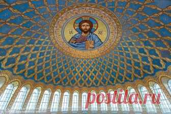 Naval Cathedral of St. Nicholas in Kronstadt, Russia, interior.
- - -
Морской собор святителя Николая Чудотворца в Кронштадте, интерьер. 
По понятным причинам в 2012 году я его изнутри снять не смог, а вот в 2018 даже поднялся под купол с экскурсией. Внутреннее убранство замечательное и виды с высоты тоже. Правда, зимой Кронштадт выглядит печально, зато с приходом весны все меняется.
Центральный купол собора диаметром около 27 метров. Подкупольное пространство окружено дву...