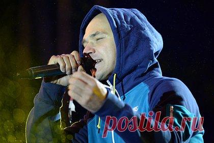 В Госдуме потребовали проверить новый альбом Влади из «Касты». Депутат Госдумы от «Единой России» Андрей Альшевских потребовал у правоохранителей проверить новый альбом рэпера Влади «Длится февраль». Соответствующее сообщение он опубликовал в своем Telegram-канале. Парламентарий считает, что хип-хоп-артист «решил урвать себе дешевой и сиюминутной популярности на оппозиционности».