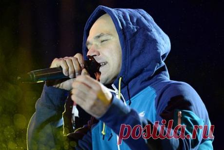 В Госдуме потребовали проверить новый альбом Влади из «Касты». Депутат Госдумы от «Единой России» Андрей Альшевских потребовал у правоохранителей проверить новый альбом рэпера Влади «Длится февраль». Соответствующее сообщение он опубликовал в своем Telegram-канале. Парламентарий считает, что хип-хоп-артист «решил урвать себе дешевой и сиюминутной популярности на оппозиционности».