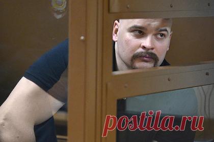 Адвокат повздорил со следователем из-за обнародования данных о смерти Тесака. Адвокат Алексей Михальчик отказался дать подписку о неразглашении материалов следствия по уголовному делу об убийствах уроженцев Средней Азии и Дагестана, совершенных с 2003-го по 2007 год по мотивам национальной ненависти соратниками Максима Марцинкевича (Тесака). Защитник повздорил со следователем.