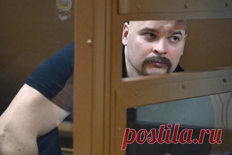 Адвокат повздорил со следователем из-за обнародования данных о смерти Тесака. Адвокат Алексей Михальчик отказался дать подписку о неразглашении материалов следствия по уголовному делу об убийствах уроженцев Средней Азии и Дагестана, совершенных с 2003-го по 2007 год по мотивам национальной ненависти соратниками Максима Марцинкевича (Тесака). Защитник повздорил со следователем.