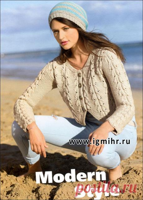 Бежевый жакет с ажурными полосами и бежево-бирюзовая шапочка в полоску. Спицы.