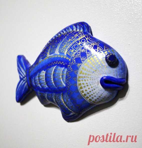 Decorative fish painted by hand, decor on the wall, hand painted fish, blue fantasy fish Hello! Welcome to my store! I sculpt this fish from keraplasty and painted it with watercolors. The contour outline cover by a golden gel pen and varnished in three layers. On the reverse side is bonded loop and left my signature. I hope my work will be nice to your eye.  Fish size: 90 mm