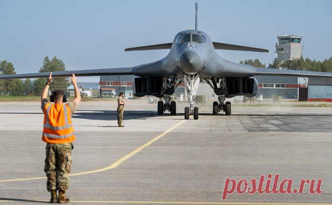 США отправили в Швецию сверхзвуковые бомбардировщики B-1B Lancer. Два стратегических бомбардировщика B-1B Lancer приземлились на авиабазе F21 Norrbotten в Лулео для учений. Начавшиеся в понедельник маневры по обороне страны были запланированы давно «в строжайшей секретности»