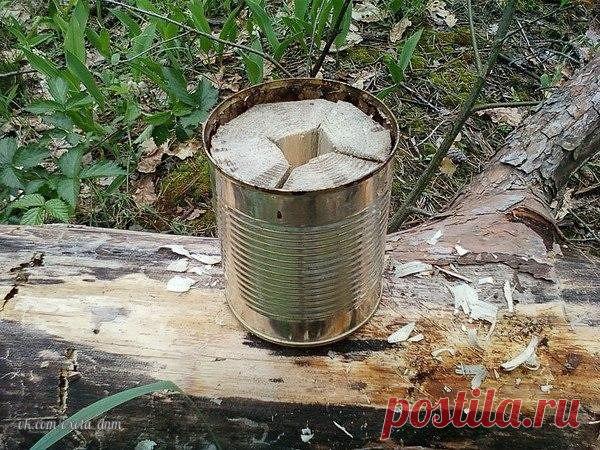 Индейская свеча. Вариация на тему. Среди проблем, которые сопутствуют любителям походов, рыбалки и пикников, есть проблема быстрого приготовления пищи или обогрева с использованием минимального количества топлива. В безлесной местности или зимой на льду костер не разведешь. Итак, берем консервную банку по форме «более высокую, чем широкую». Т.е. похожую на высокий стакан. Чтобы сделать ее «мангалом», пробиваем несколько отверстий для доступа воздуха. Только не с боков, а в дне, причем именно…