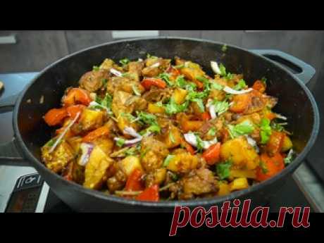 Мясо по-Грузински. Вкусное и Пряное мясо с картошкой. Рецепт Жаркое Вам понадобится:Свинина шея 1кгКартошка 1.5кЛук белый 4штПерец сладкий 2штЧеснок 4 зубчикаАджика 1ч.лХмели-сунели 1ч.лПаприка копченая 1ч.л.СольПерецВода 50млДля подачиКинза свежая 50гЛук красный 1шт