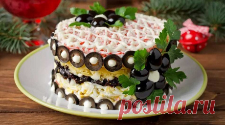 Салаты на новый 2021 год – простые и вкусные новые рецепты с фото Слоёные салаты на проздничный стол на Новый 2021 год. Простые, вкусные рецепты с ветчиной, копчёной и варёной курицей, селёдкой, консервой.
