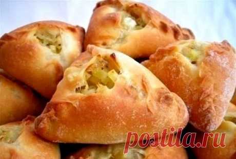 КУРНИКИ

Состав:

· Сметана — 200 г
· Маргарин — 250 г
· Мука
· Сода — 1/2 ч. л.
· Соль — 1/2 ч. л.
· Филе куриное — 800 г
· Картофель — 2 шт
· Лук репчатый (красный) — 1 шт
· Перец черный (молотый)
· Масло сливочное — 50 г

Приготовление:

Делаем тесто: в сметану добавляем соду и соль. Смешиваем сметану с мягким маргарином. В полученную массу добавляем муку (на глаз) так, чтобы тесто получилось эластичное, как пластилин и не липло к рукам. Оставляем тесто на 15 минут.
Нар...
