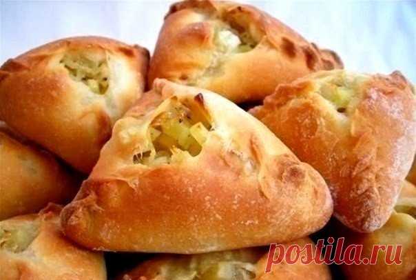 КУРНИКИ

Состав:

· Сметана — 200 г
· Маргарин — 250 г
· Мука
· Сода — 1/2 ч. л.
· Соль — 1/2 ч. л.
· Филе куриное — 800 г
· Картофель — 2 шт
· Лук репчатый (красный) — 1 шт
· Перец черный (молотый)
· Масло сливочное — 50 г

Приготовление:

Делаем тесто: в сметану добавляем соду и соль. Смешиваем сметану с мягким маргарином. В полученную массу добавляем муку (на глаз) так, чтобы тесто получилось эластичное, как пластилин и не липло к рукам. Оставляем тесто на 15 минут.
Нар...