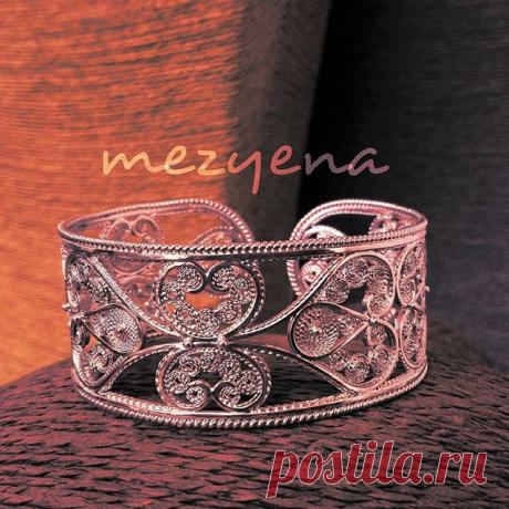 💙💚💛💜💓
#bijouxlovers #jewellerydesign #bangles #pic #accessorieslovers #bangle #stagram #jewellerylover #fashion #instafashion #picoftheday #jewelerygram  #fattoamano #instacool #manchette #filigreejewelry #filigree #artisanal #филигрань #ремесло #선조 세공 #手艺 #photography #photo #instafotos #손 #handmade #art #craft #art