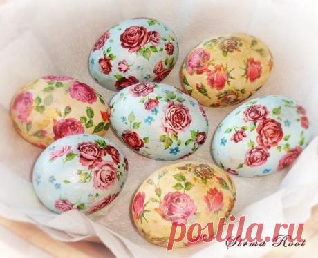 Пасхальные идеи! Декупаж вареных яиц на крахмале.. 
 

 
Материалы: вареные яйца (белые), крахмал, вода, кисточка, салфетки, пищевые красители (золотой, серебряный). 
Время работы: от 1 часа (зависит от количества яиц) 
 
Сложность: 1-2 
 
Нам нужны салфетки с мелким рисунком. Снимаем два нижних слоя у салфеток и делаем заготовки мотивов - вручную делаем обрывки цветов небольшого размера. Очень люблю эту технику, я ее называю "лоскутная техника".)) 
 
Начинаем распределять...