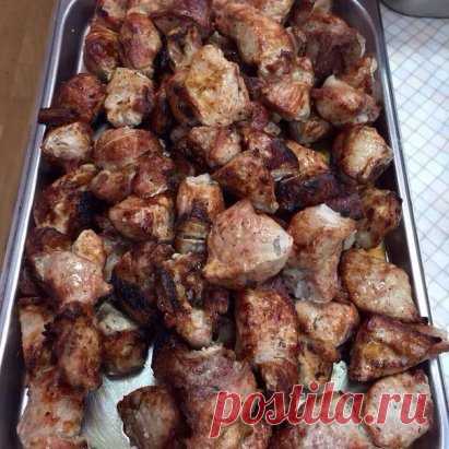Вкуснейший шашлык в духовке
Мясо не отличить от пожаренного на мангале!
Приготовление элементарное, а мясо получается нежное, сочное,
слегка поджаренное.
Секреты приготовления такого мяска:
1. готовить надо в рукаве для запекания.
2. на луковой подушке. Причем лук должен быть маринованный. Именно он
более всего и придает мясу вкус шашлыка.
Но обо всем по порядку…
Ингредиенты и способ приготовления смотрите на нашем сайте https://happyrecipe.ru/recipes/120927/vkusnejshij-sh...