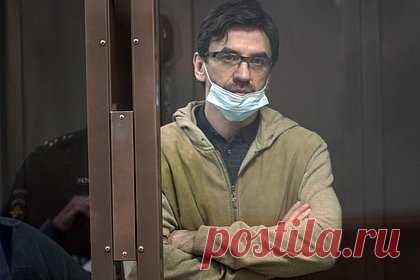 Аукцион по продаже квартиры бывшего министра Абызова возобновили. В России возобновили аукцион по продаже 300-метровой квартиры бывшего министра «Открытого правительства» Михаила Абызова. На продажу выставили квартиру Абызова, расположенную по адресу 1-й Обыденский переулок, дом 5 в Хамовниках, за 411,5 миллиона рублей. Площадь квартиры составляет около 312 квадратных метров.