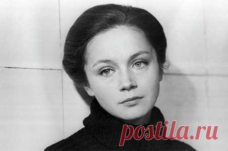 Аристократическая скромница. Слава и драма Ирины Купченко Одна из самых запоминающихся артисток отечественного кино родилась в 1948 году в ночь на 1 марта в столице Австрии в семье военнослужащего.