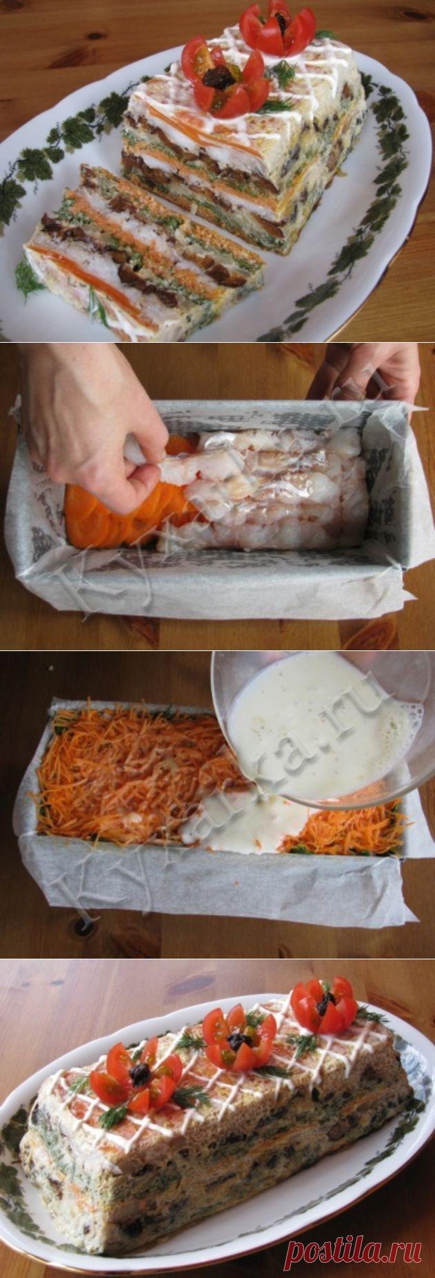 Рыбный торт-праздничное блюдо. понадобится: 600 г рыбного филе 3 крупные моркови 2 средние луковицы горсть чернослива без косточек большой пучок укропа 200 мл молока 3 яйца (на видео я разбиваю 2 яйца, но заливки мне не хватило и пришлось готовить еще половину нормы, поэтому в рецепте 3) соль, перец 1 столовая ложка растворимого желатина форма для кексов