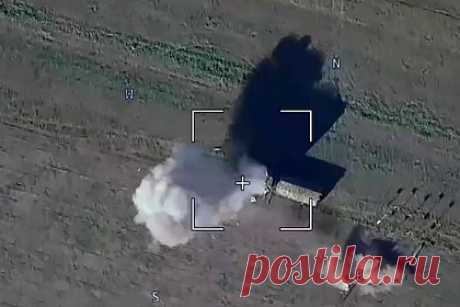 Российские военные уничтожили склад горючего ВСУ в Черкасской области. Вооруженные силы (ВС) России уничтожили склад горючего со 100 тысячами тонн авиатоплива для украинских военных в Черкасской области. Об этом сообщили журналистам в Министерстве обороны. В районе населенного пункта Алексеевка Днепропетровской области было уничтожено нефтехранилище с дизельным топливом.
