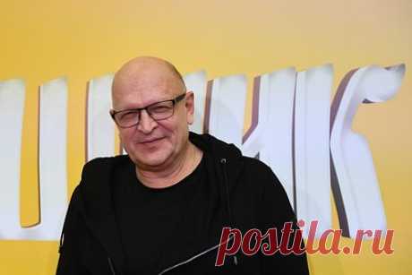 Актер Тютин заявил о необходимости сделать Панину психиатрическую экспертизу. Российский актер Александр Тютин, известный по сериалу «ДМБ», заявил о том, что его коллеге артисту Алексею Панину необходимо пройти психиатрическую экспертизу. Тютин отреагировал на информацию о том, что Панина объявили в федеральный розыск. Тютин заявил, что Панин является ненормальным человеком.