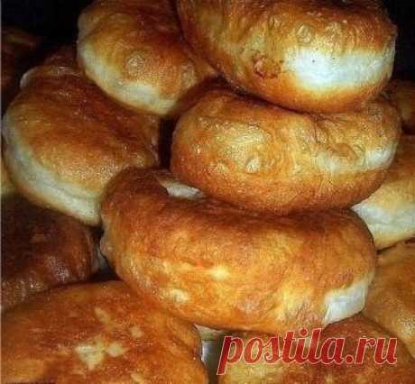 Бабушкин секрет раскрыт!
Заварное дрожжевое безопарное тесто для пирожков 

Ингредиенты: 
● 3 столовые ложки муки 
● 3 столовые ложки масла подсолнечного 
● 1 столовая ложка сахара 
● 1 чайная ложка соли

Способ приготовления:
Соединить все компоненты и залить все это 1 стаканом крутого кипятка. 
Хорошо перемешать. 
Дать остыть этой смеси. 
Потом добавляем ещё 1 стакан теплой воды, 3 желтка, 1,5 чайные ложки сухих дрожжей и 4-5 стакана муки (зависит какая клейковина муки) ...