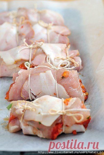 РУЛЕТИКИ ИЗ КУРИНОЙ ГРУДКИ, ФАРШИРОВАННЫЕ ПЕЧЁНЫМ ПЕРЦЕМ И ЗАПЕЧЁННЫЕ В БЕКОНЕ С ЦВЕТНОЙ КАПУСТОЙ