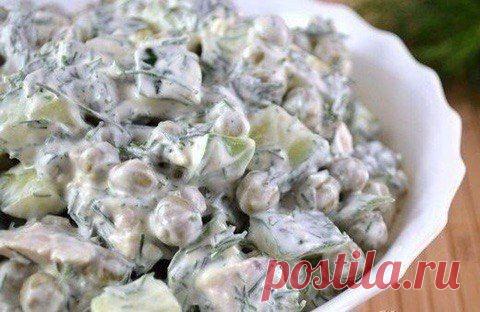 САЛАТ ЛЁГКИЙ НА КЕФИРЕ !!! **Куриное филе 300г -отвари 20мин, с момента закипания, остуди. *В салатник: курица и огурец 150г -кубики, зел/горошек 150г, укроп, соль. *Заправка: кефир 150мл.