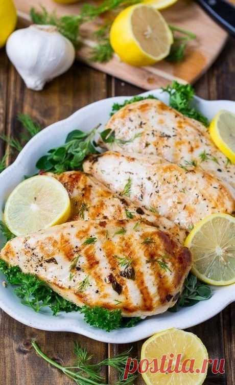 5 вкусных маринадов для курицы 

Сохрани 

1. Курица в медово-горчичном соусе

Ингредиенты: 

Курица или индейка — по вкусу
Соль — по вкусу
Перец — по вкусу
Мед — 3 ст. л. 
Дижонская горчица в зернах — 4 ст. л. 

Приготовление:

1. Курицу (или индейку) отбить, посолить, поперчить.
2. Смешать 3 ст. л. меда и 4 ст. л. дижонской горчицы (в зернах).
3. Курицу хорошенько обмазать этим маринадом и оставить на 40 минут при комнатной температуре.
4. После мясо можно обжарить на ск...