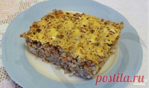 Запеканочка! 10 Лучших рецептов запеканок 

1. Запеканка с фаршем и гречкой

Ингредиенты:

700 г куриного фарша
2 крупные луковицы
2 морковки
250 г гречки
2 яблока
120 г сыра

Приготовление:

1. В смеси растительного и сливочного масел обжарила до мягкости луковицы, порезав кубиком и тёртые на крупной тёрке морковки — охладила.
2. Смешала с куриным фаршем, хорошо приправила, вымесила до однородности и выложила слоем в форму.
3. Отварила гречку, охладила, добавила очищенные...