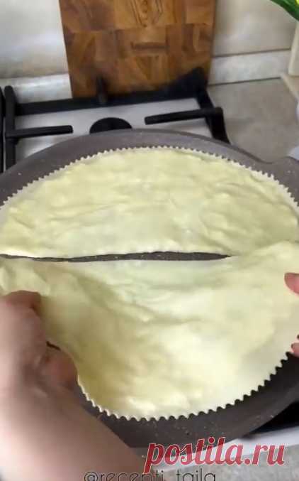 Творожно-чесночные лепешки 🥞  Вкусные и очень ароматные. Тесто тонкое и очень нежное 🔥  ИНГРЕДИЕНТЫ: - 250 мл горячей воды - 1/2 ч.л соли - 450 г муки - 30 г сливочного масла  Для начинки: - 900 г творога - 50 г сливочного масла - 3 зубчика чеснока - соль по вкусу