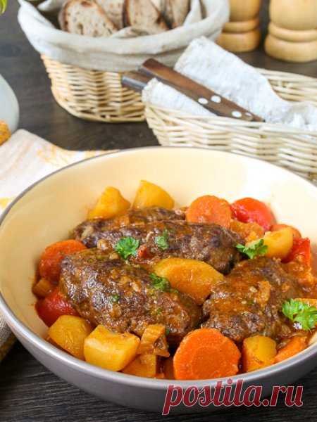 Рецепт колбасок из говядины с тушенными овощами на Вкусном Блоге
