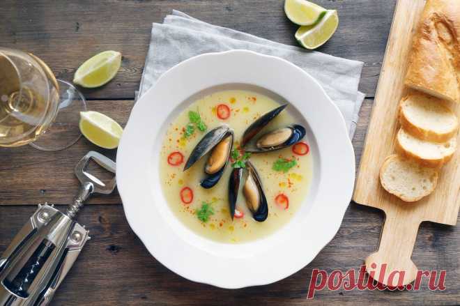 Лёгкий суп с морепродуктами. Приготовим быстрый и полезный суп с морепродуктами. Накормим семью или близких, порадуемся солнечным дням и побудем счастливыми. Чем мне нравится этот суп, так это универсальностью и текстурой. Под первым я понимаю то, что здесь может быть любой ингредиент: мидии, креветки, гребешок, осьминоги, а также грибы, кусочки курицы и так далее. Даже кусочки хорошей чоризо. А текстура — здесь получается не привычный нам крем-суп или пюре, а довольно жидкий, но плотный суп.