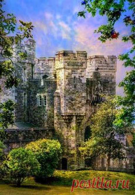Arundel Castle is a restored medieval castle in Arundel…